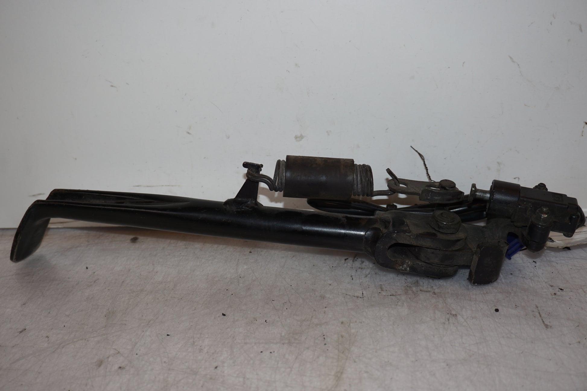 Baksidan på Sidostöd från en Yamaha FZ-6 -2004 motorcykel.