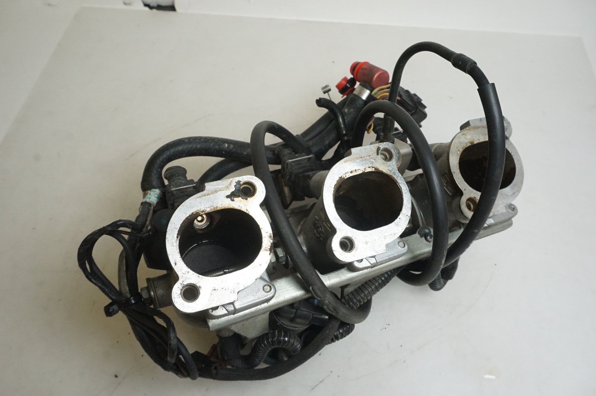 Framsidan på Spjällhus från en Triumph Tiger -2002 motorcykel.