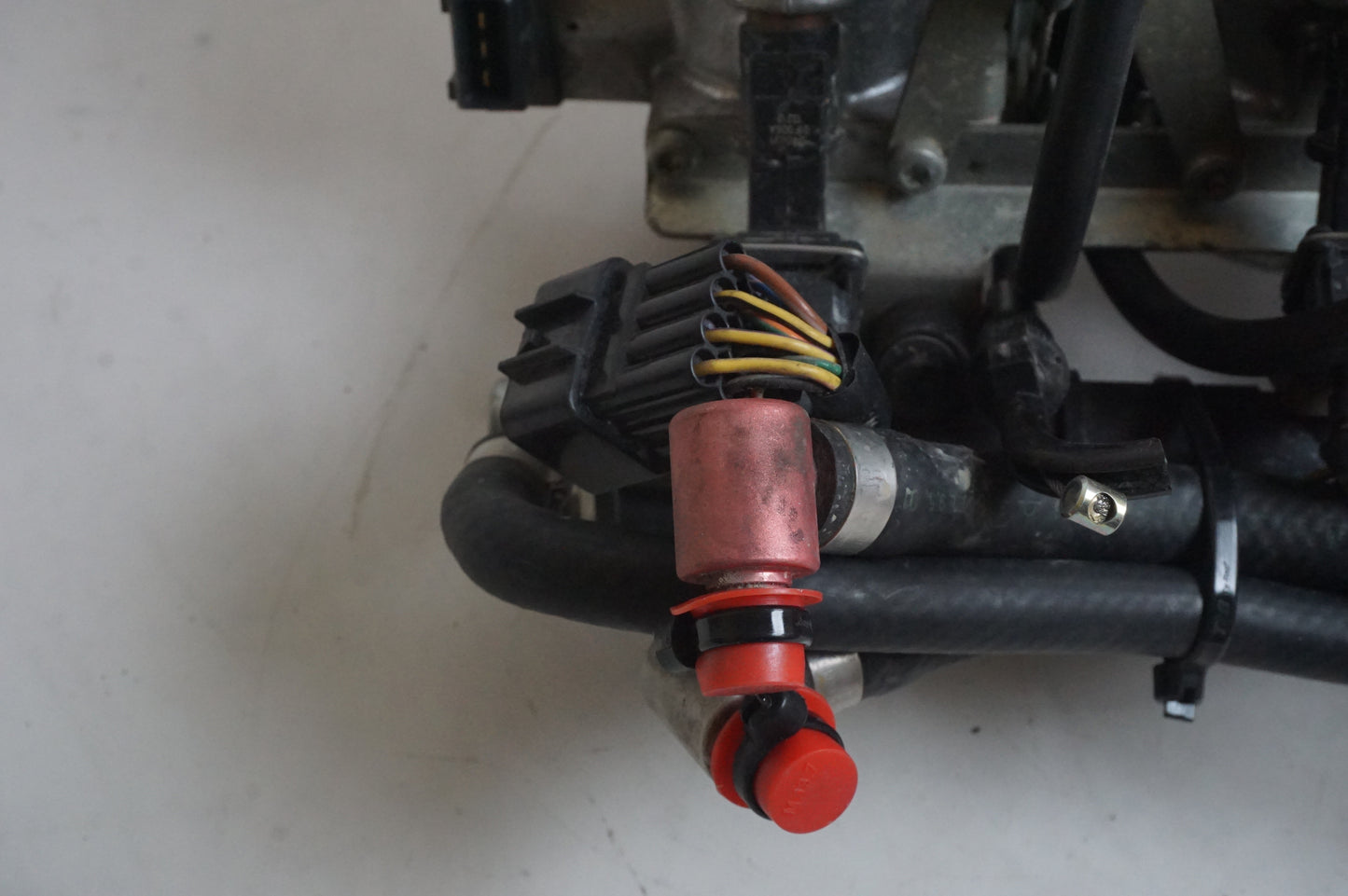 Höger sida på Spjällhus från en Triumph Tiger -2002 motorcykel.