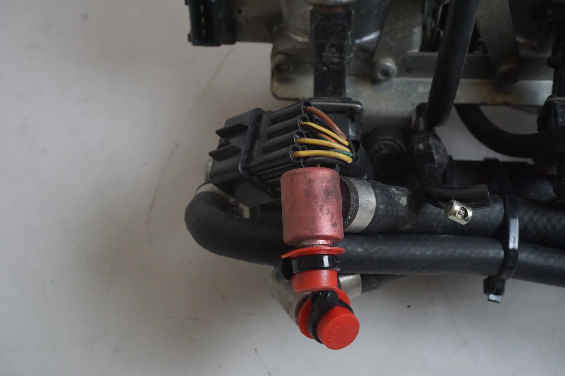 Höger sida på Spjällhus från en Triumph Tiger -2002 motorcykel.