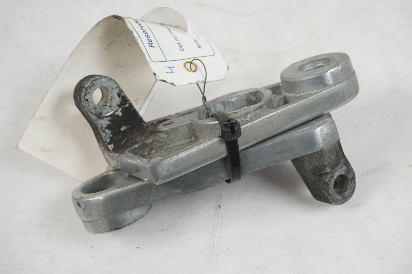 Baksidan på Strålkastarfäste från en Kawasaki VN 750 -1994 motorcykel.