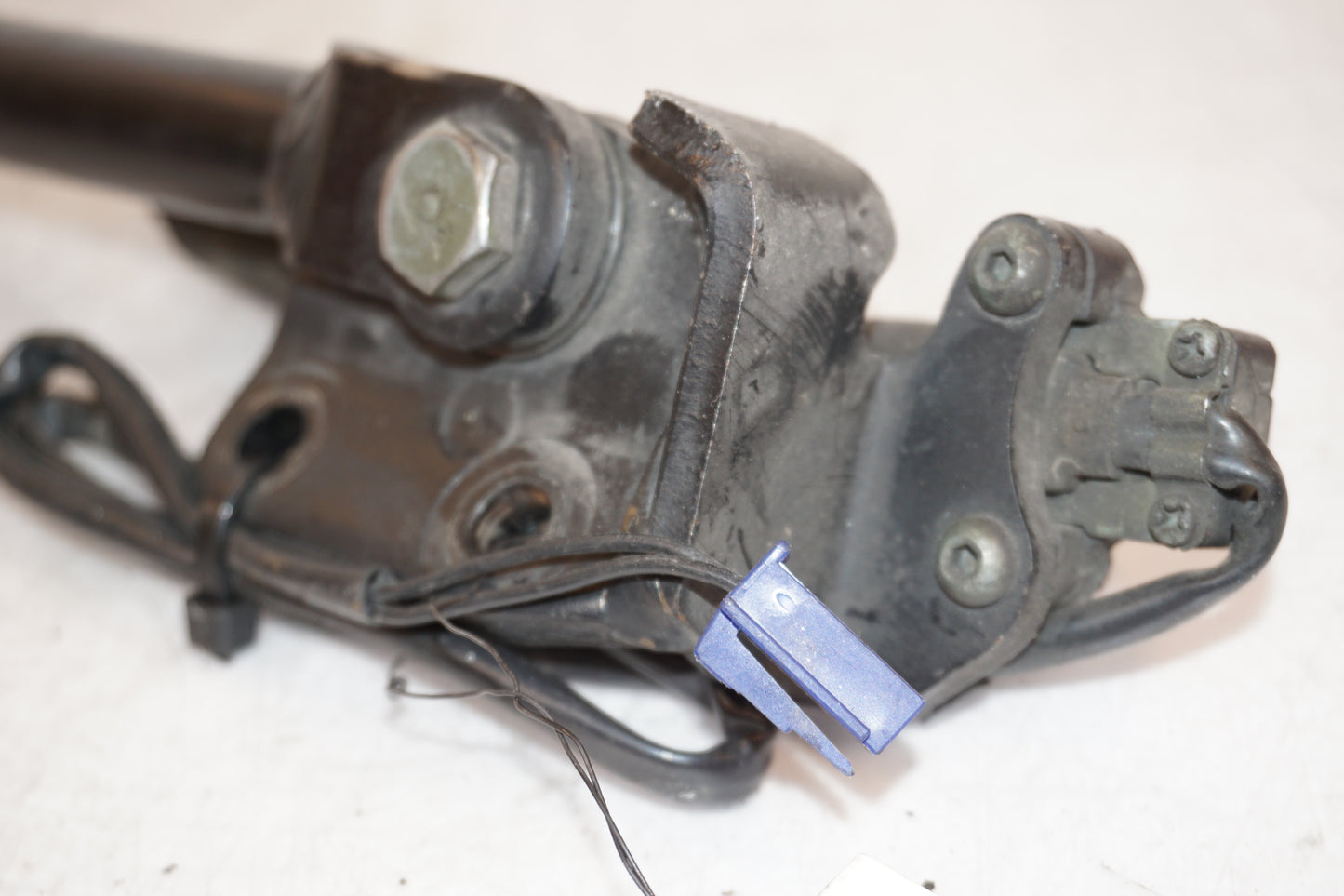 Snett nerifrån på Sidostöd från en Yamaha FZ-6 -2004 motorcykel.