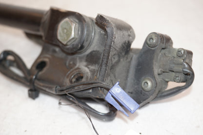 Snett nerifrån på Sidostöd från en Yamaha FZ-6 -2004 motorcykel.