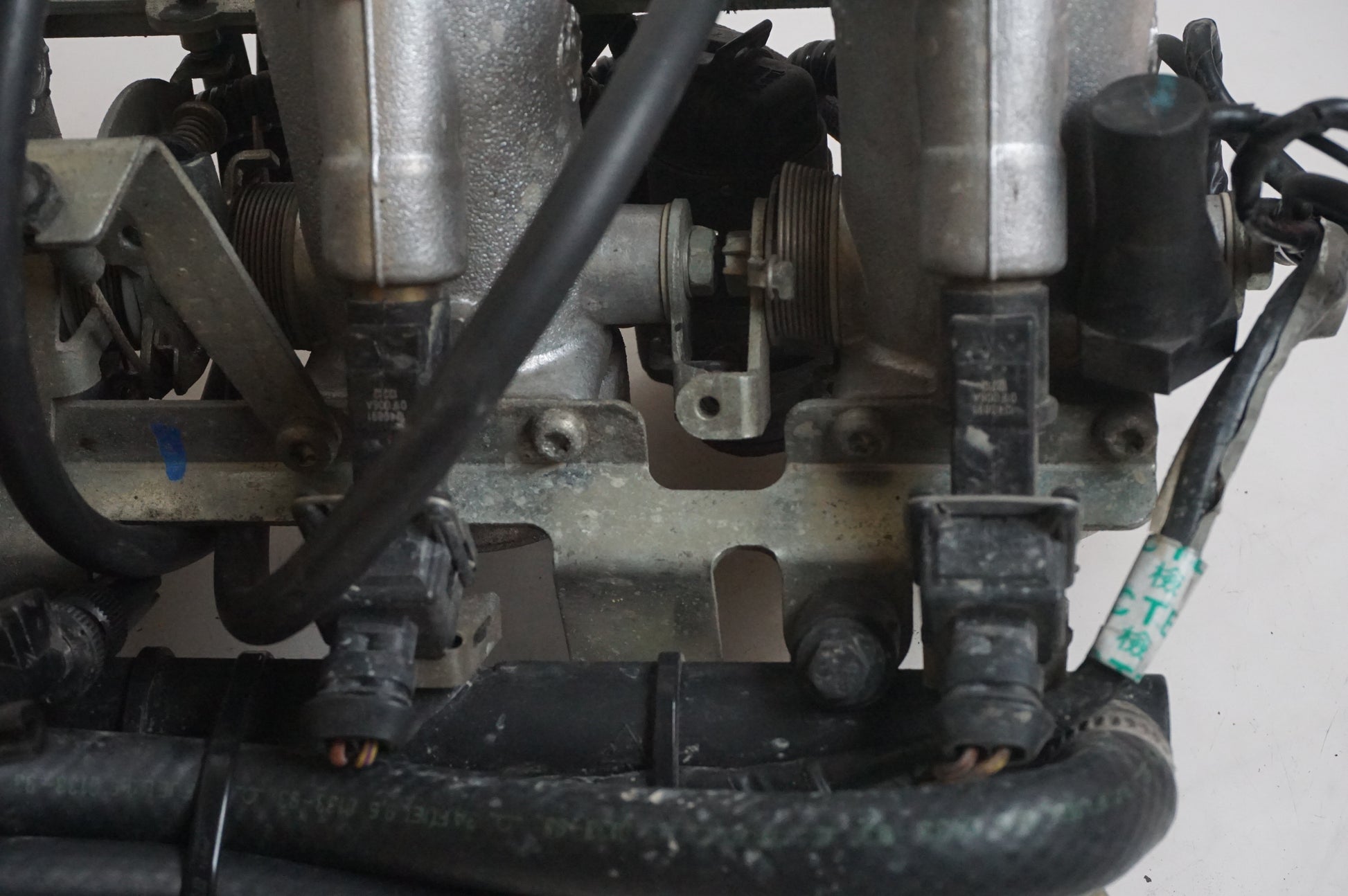 Vänster sida på Spjällhus från en Triumph Tiger -2002 motorcykel.