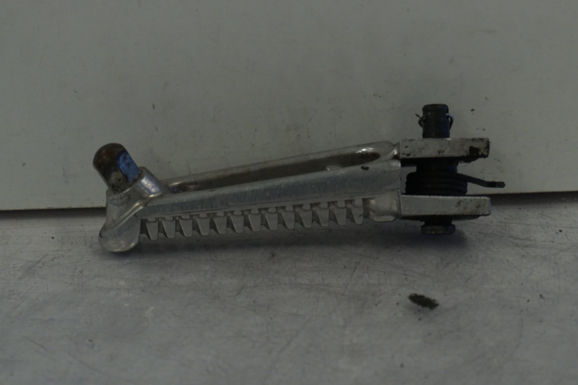 Vänster sida på Fotpinne från en Suzuki GSX-R 600 -2000 motorcykel.