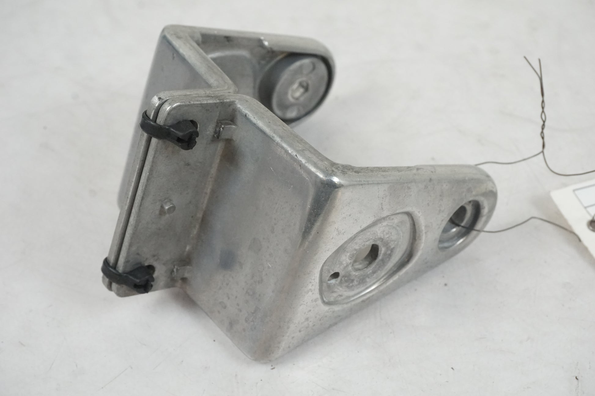 Framsidan på Strålkastarfäste från en Kawasaki Zephyr 750 -1991 motorcykel.