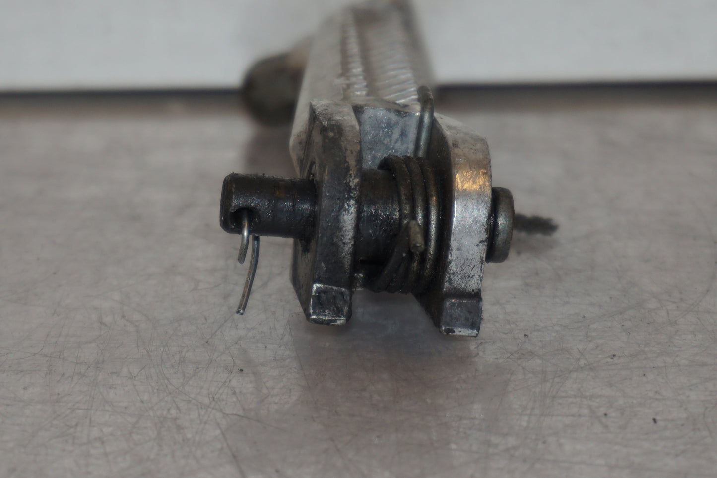 Snett nerifrån på Fotpinne från en Suzuki GSX-R 600 -2000 motorcykel.