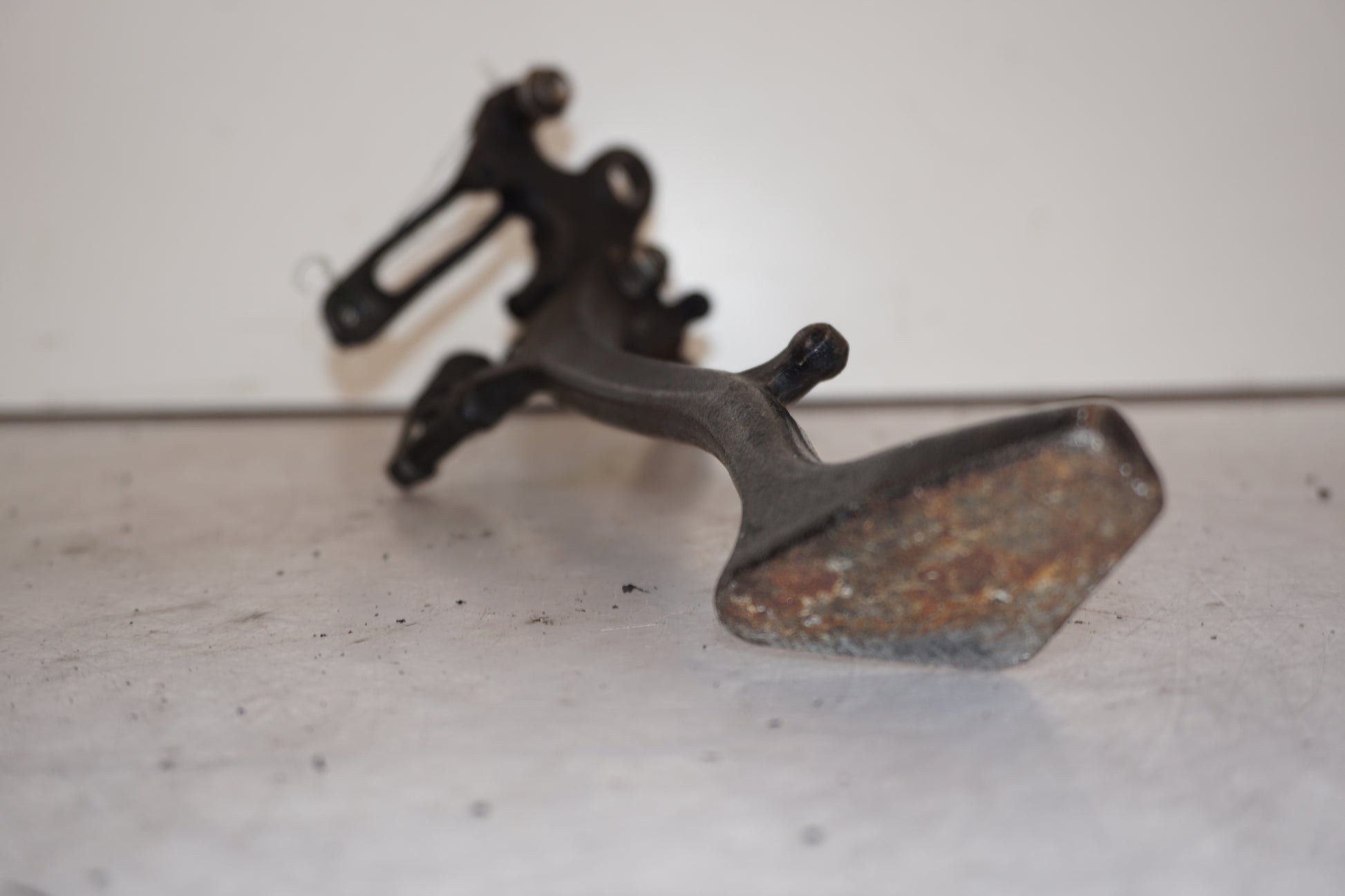 Snett uppifrån på Sidostöd från en Suzuki GSX-R 1000 -2007 motorcykel.