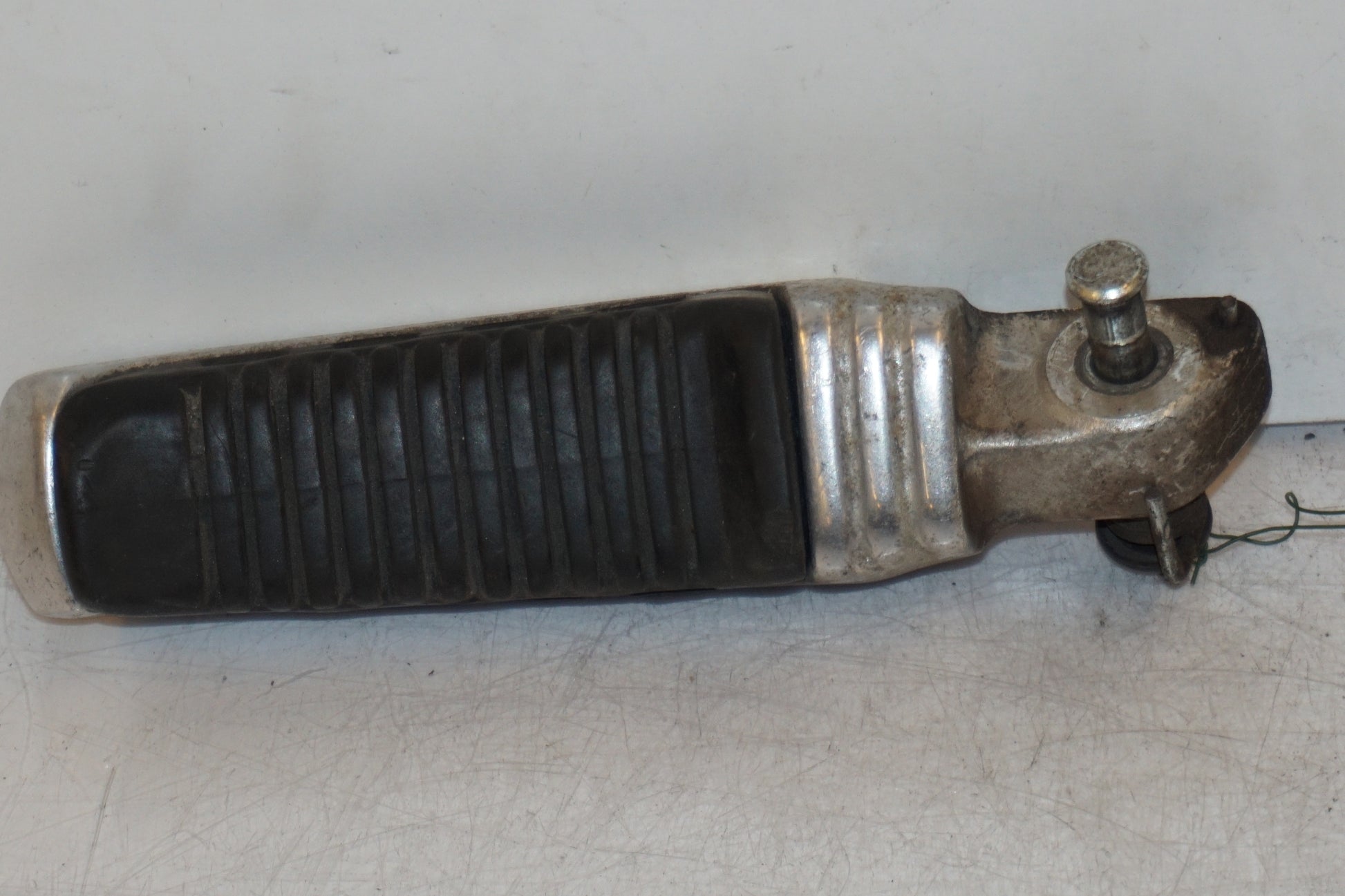 Framsidan på Fotpinne från en Suzuki GSX 400 -1983 motorcykel.