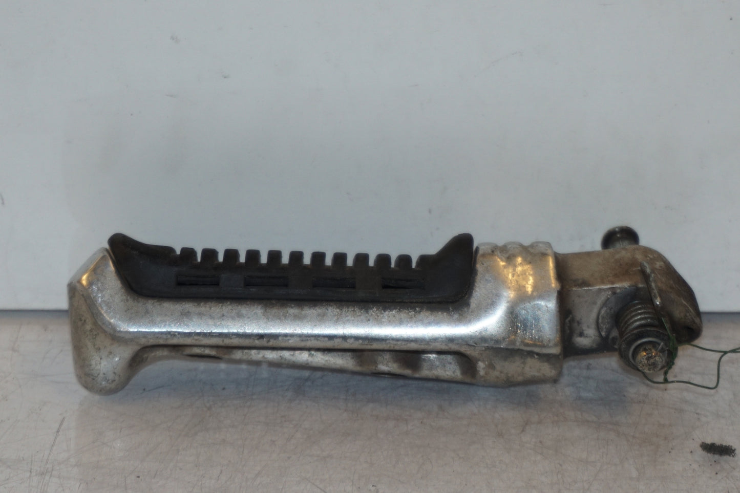 Baksidan på Fotpinne från en Suzuki GSX 400 -1983 motorcykel.