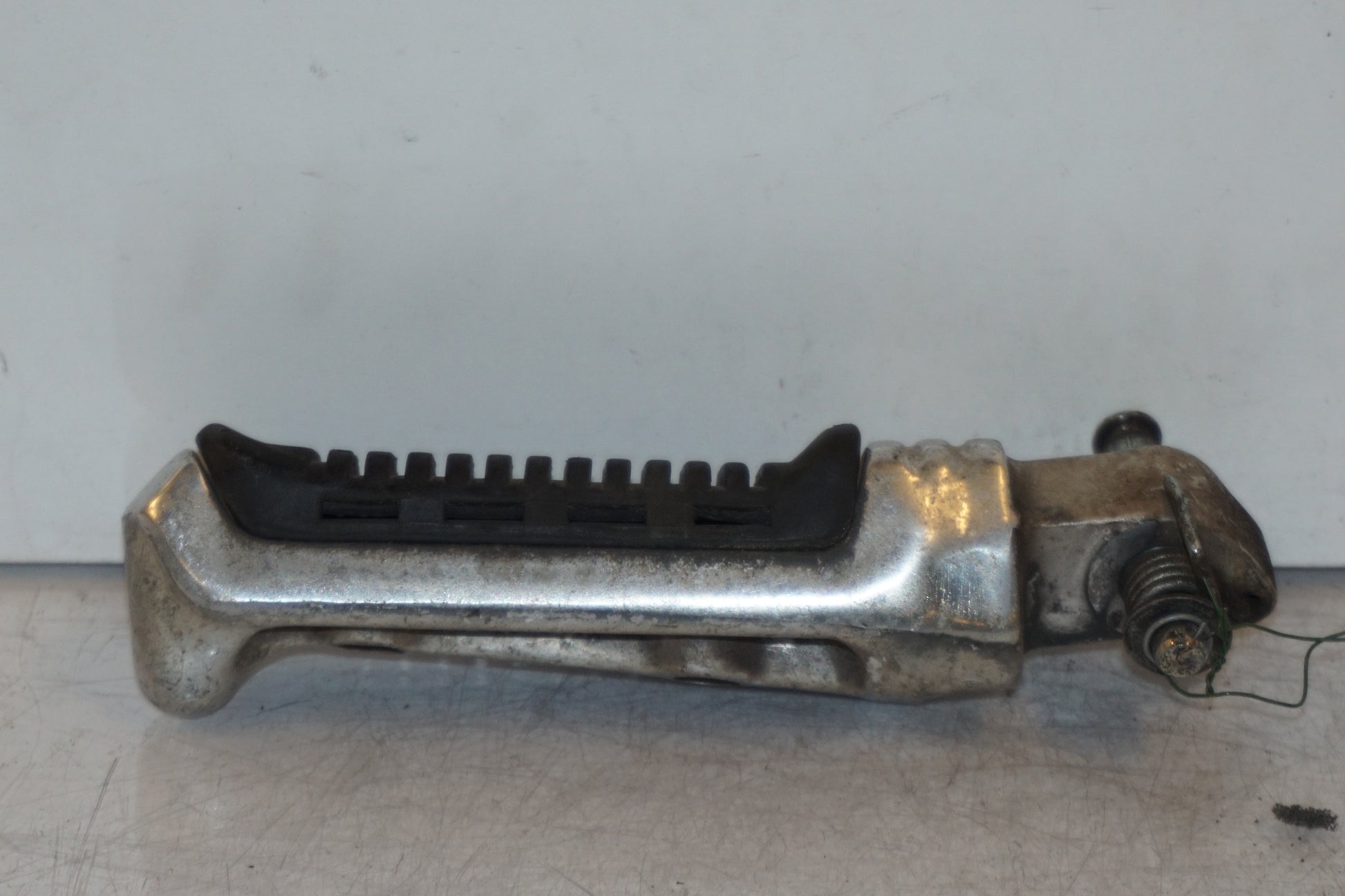 Baksidan på Fotpinne från en Suzuki GSX 400 -1983 motorcykel.