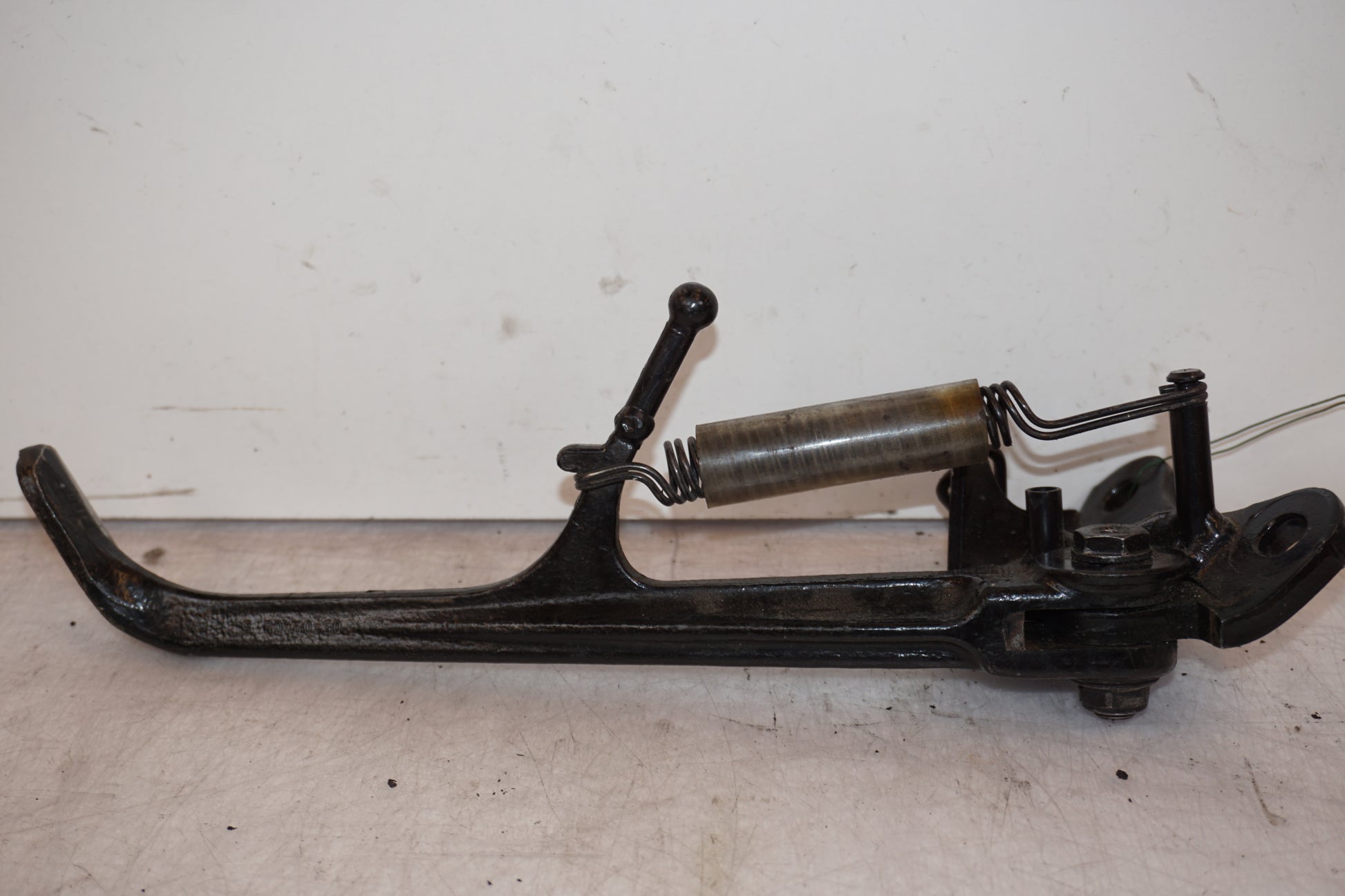 Vänster sida på Sidostöd från en Honda CB 1000 R -2009 motorcykel.