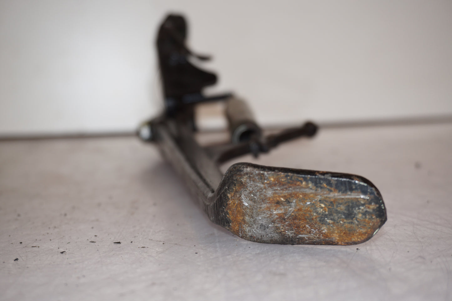 Snett uppifrån på Sidostöd från en Honda CB 1000 R -2009 motorcykel.