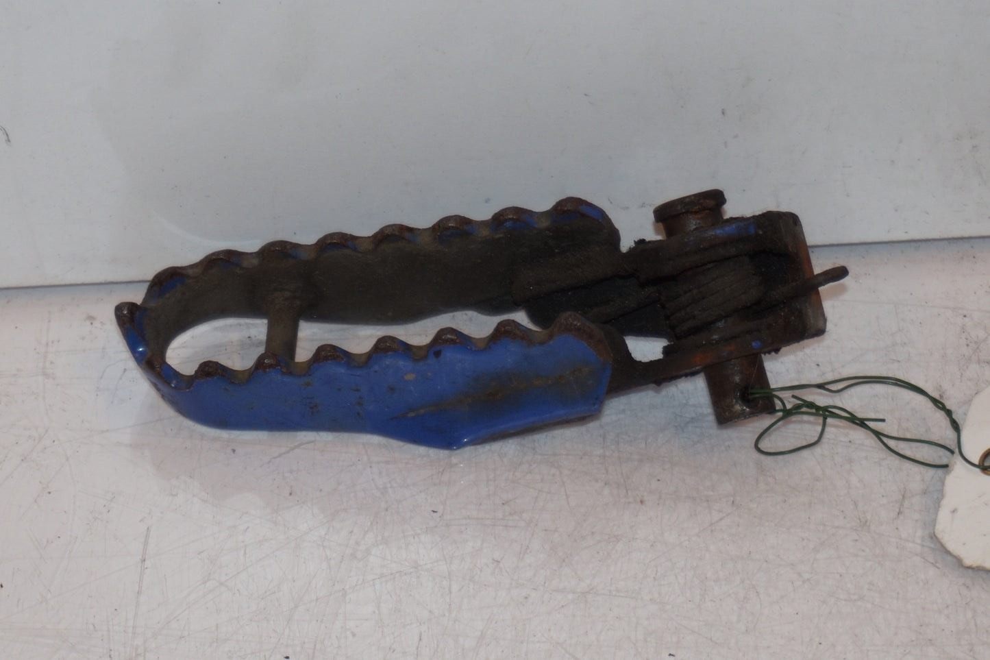 Framsidan på Fotpinne från en Suzuki DR 750 S -1988 motorcykel.