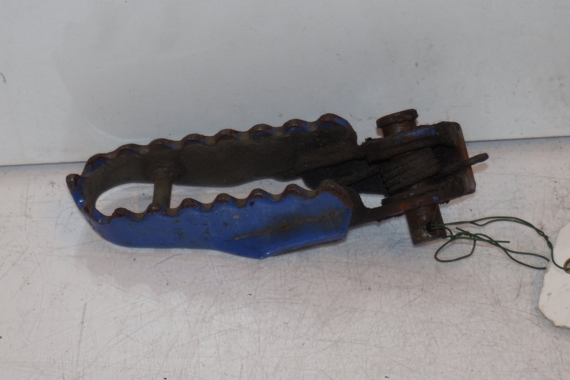 Framsidan på Fotpinne från en Suzuki DR 750 S -1988 motorcykel.