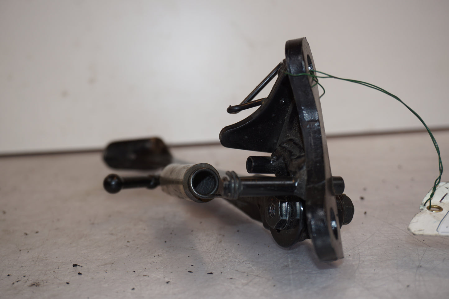 Snett nerifrån på Sidostöd från en Honda CB 1000 R -2009 motorcykel.