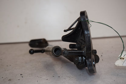 Snett nerifrån på Sidostöd från en Honda CB 1000 R -2009 motorcykel.