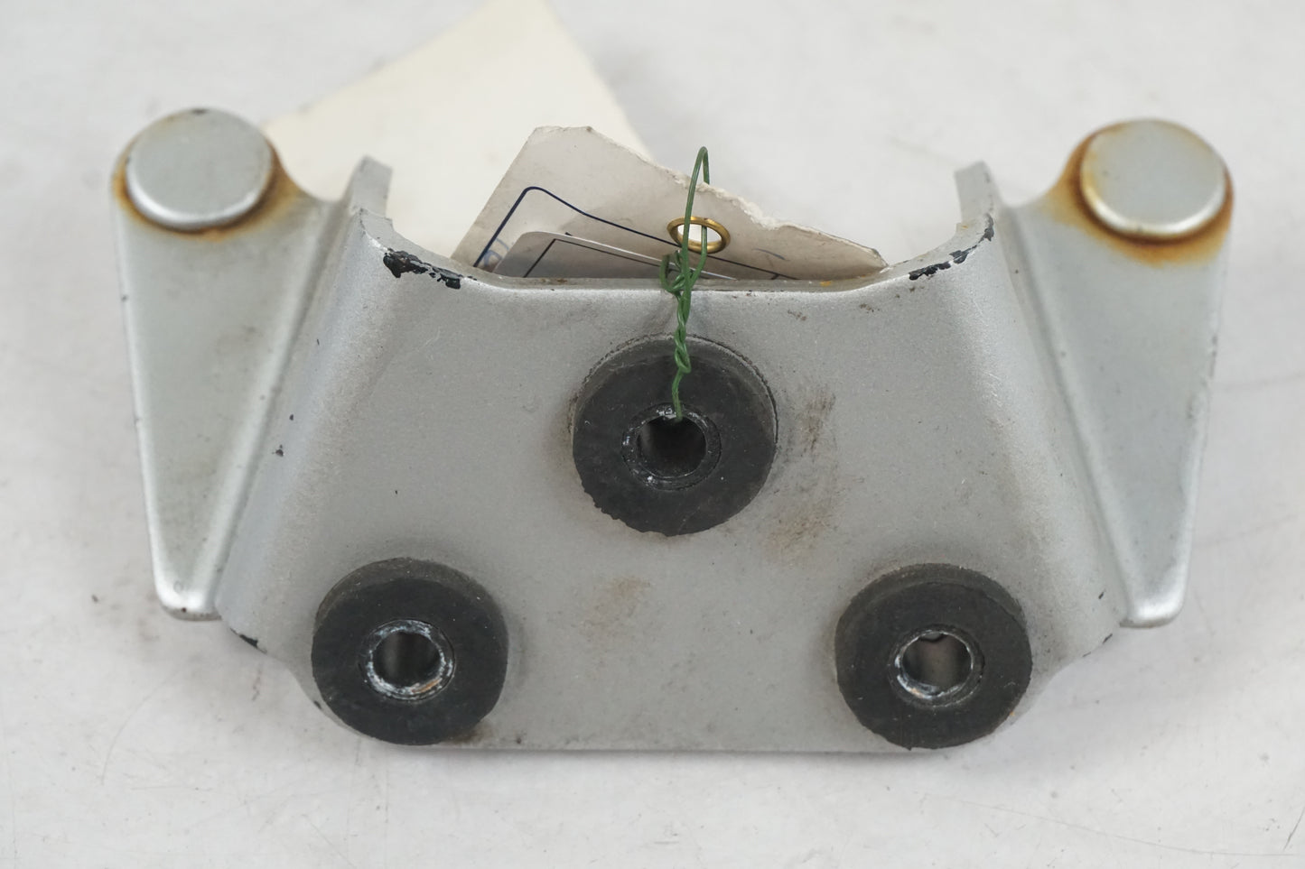 Framsidan på Strålkastarfäste från en Kawasaki VN 900 -2008 motorcykel.