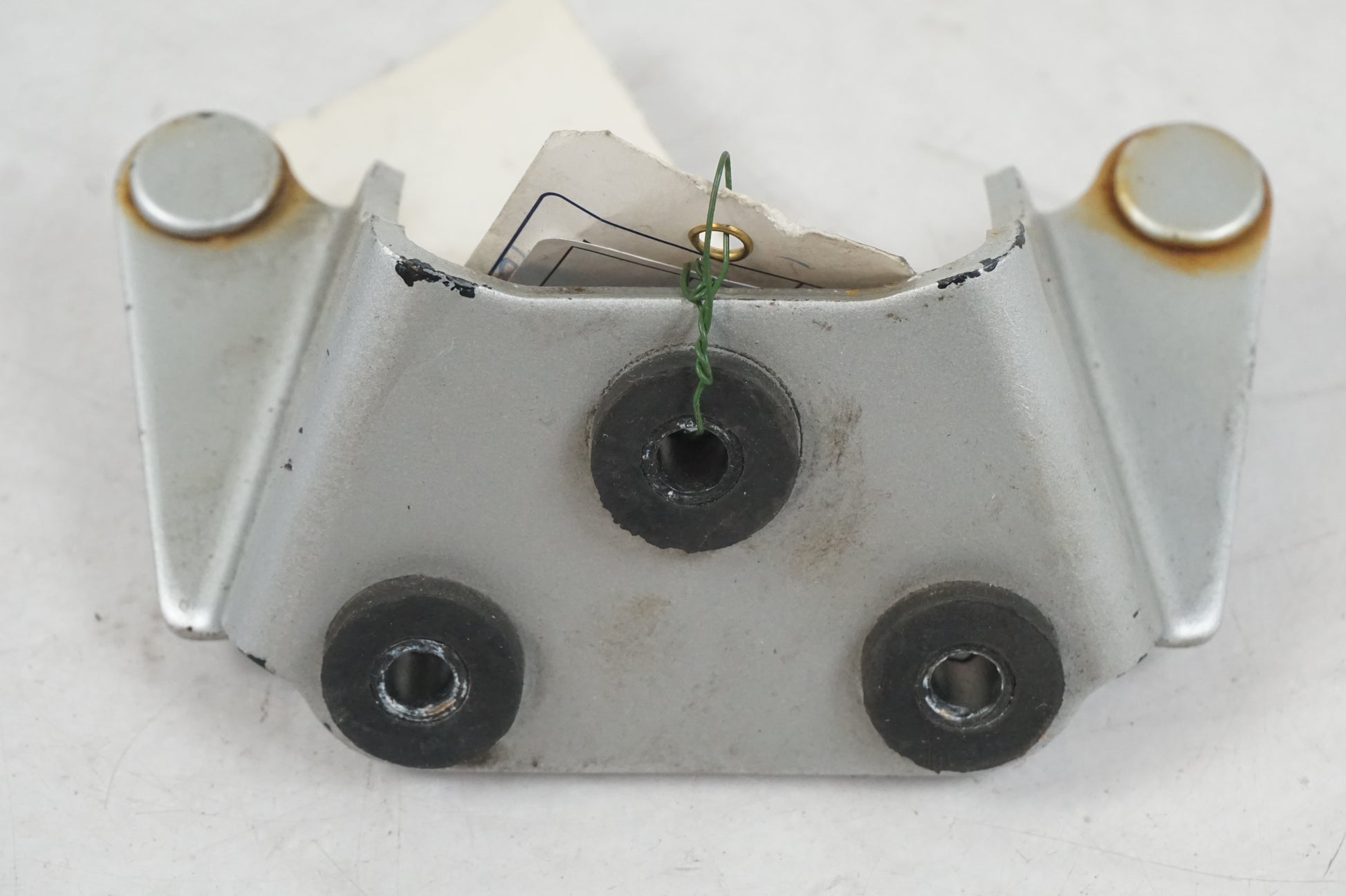 Framsidan på Strålkastarfäste från en Kawasaki VN 900 -2008 motorcykel.