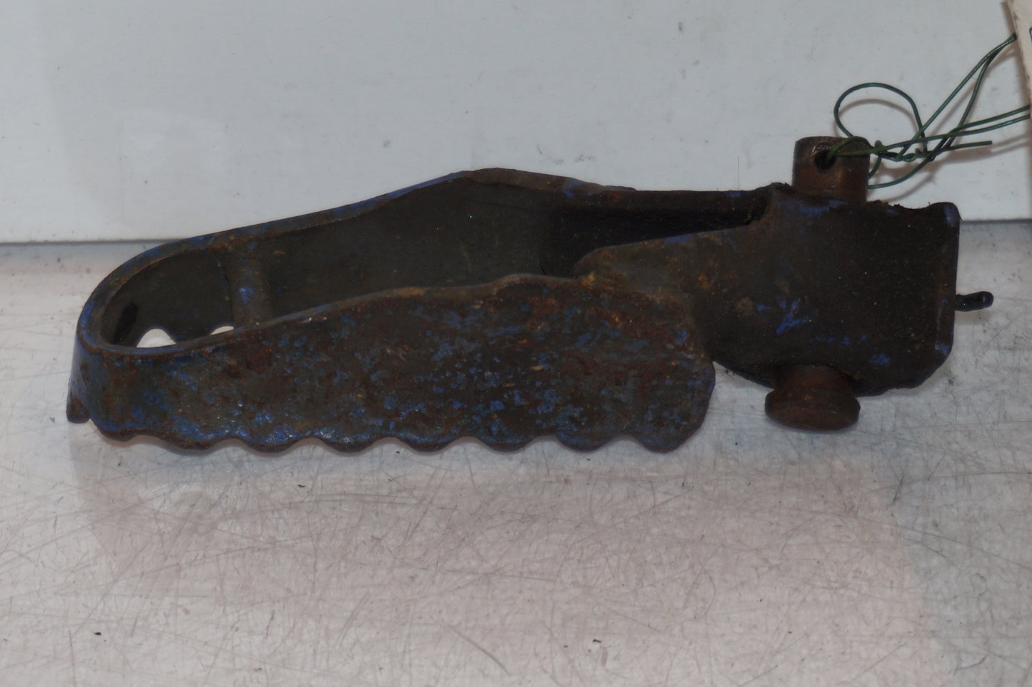 Höger sida på Fotpinne från en Suzuki DR 750 S -1988 motorcykel.