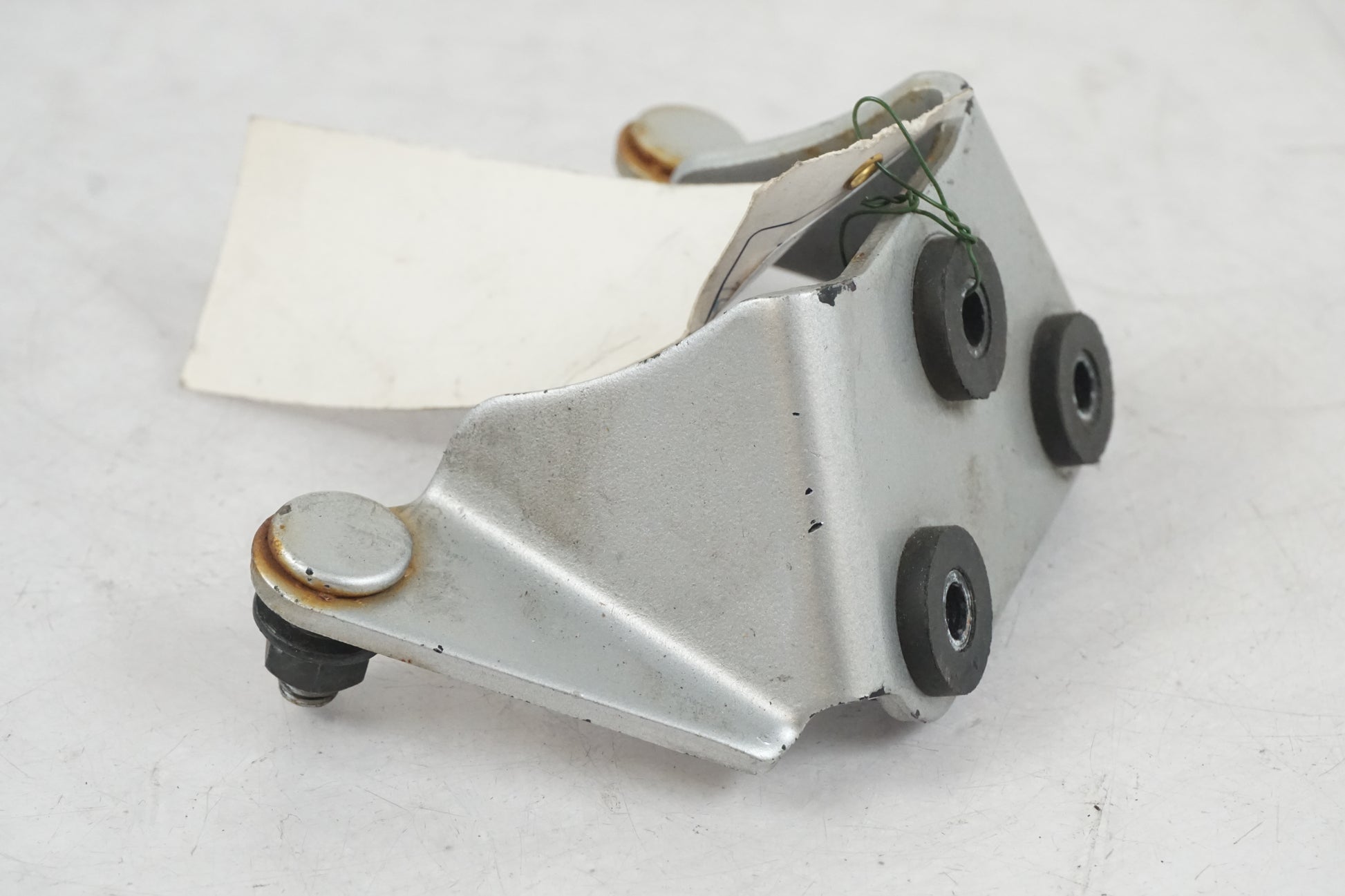 Baksidan på Strålkastarfäste från en Kawasaki VN 900 -2008 motorcykel.