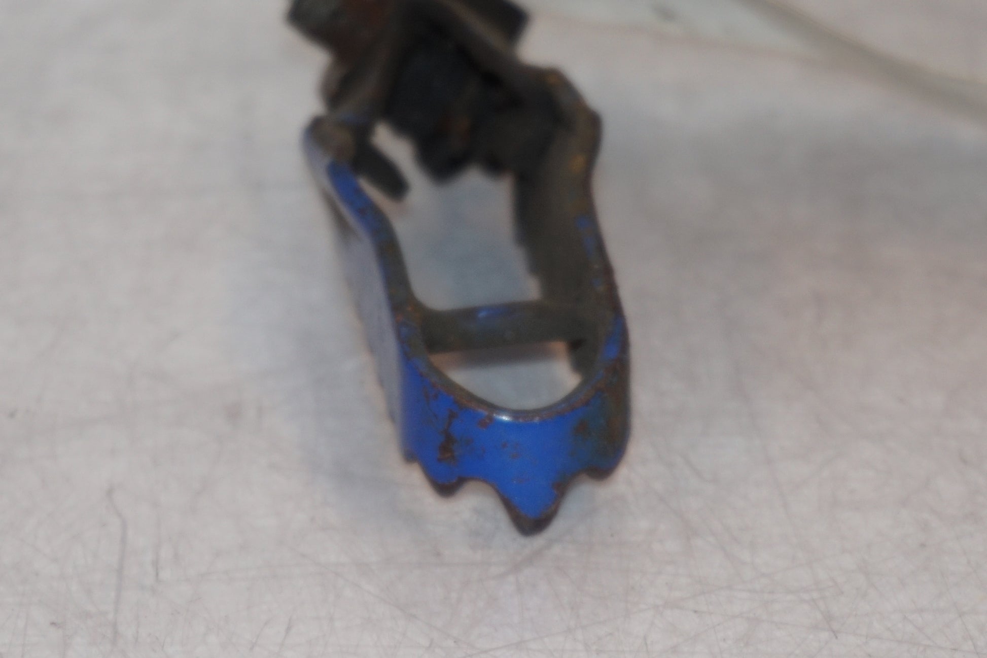 Vänster sida på Fotpinne från en Suzuki DR 750 S -1988 motorcykel.