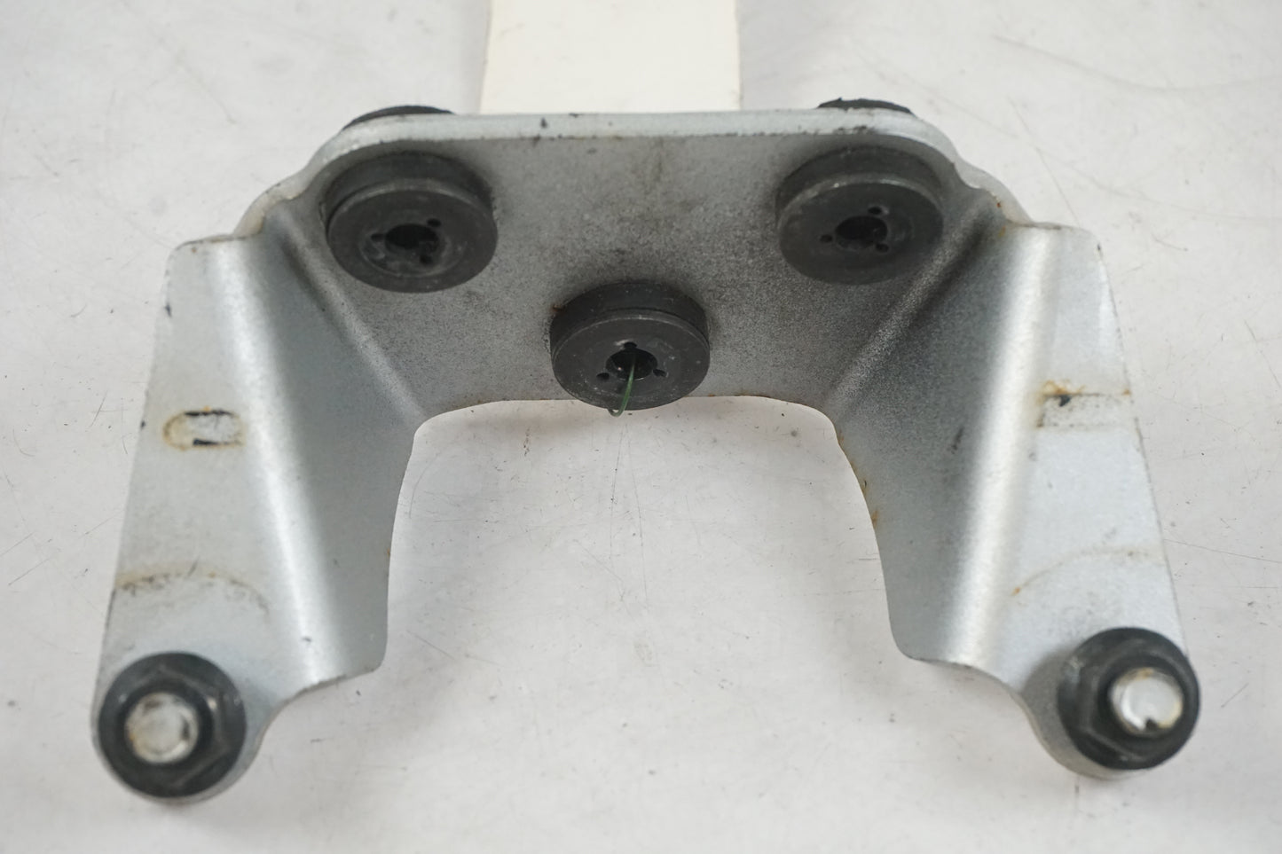 Vänster sida på Strålkastarfäste från en Kawasaki VN 900 -2008 motorcykel.