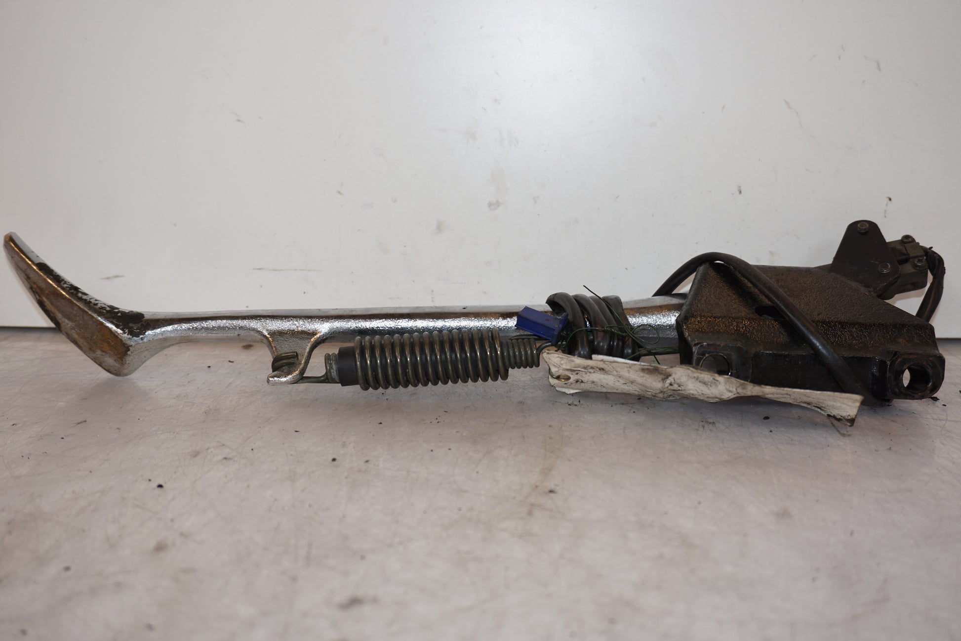 Baksidan på Sidostöd från en Yamaha XVS 650 -1999 motorcykel.
