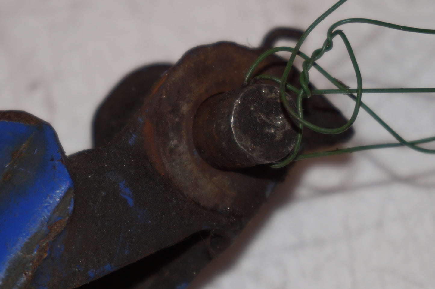 Snett nerifrån på Fotpinne från en Suzuki DR 750 S -1988 motorcykel.