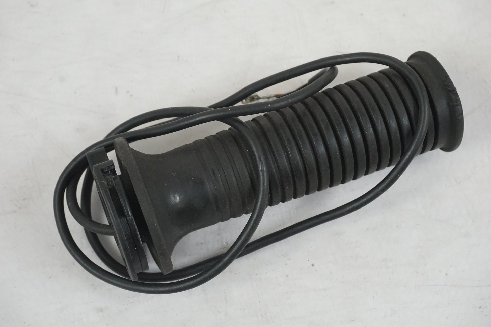 Baksidan på Värmehandtag från en BMW R 1100 S -2001 motorcykel.