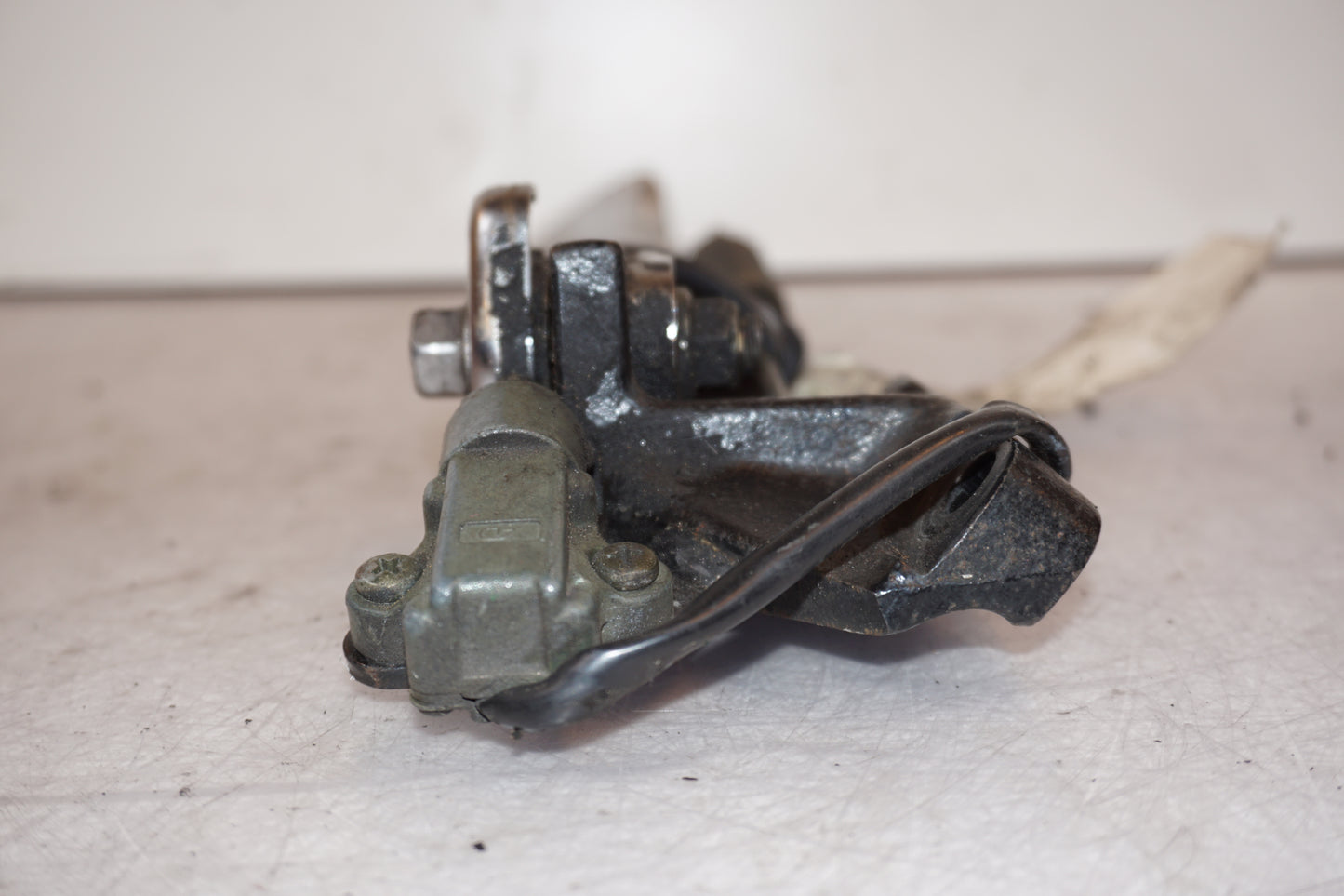 Snett nerifrån på Sidostöd från en Yamaha XVS 650 -1999 motorcykel.