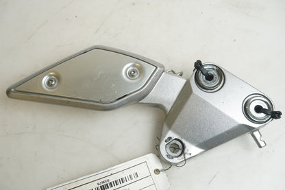 Framsidan på Fotpinnefäste från en Yamaha FZ-1 N -2009 motorcykel.