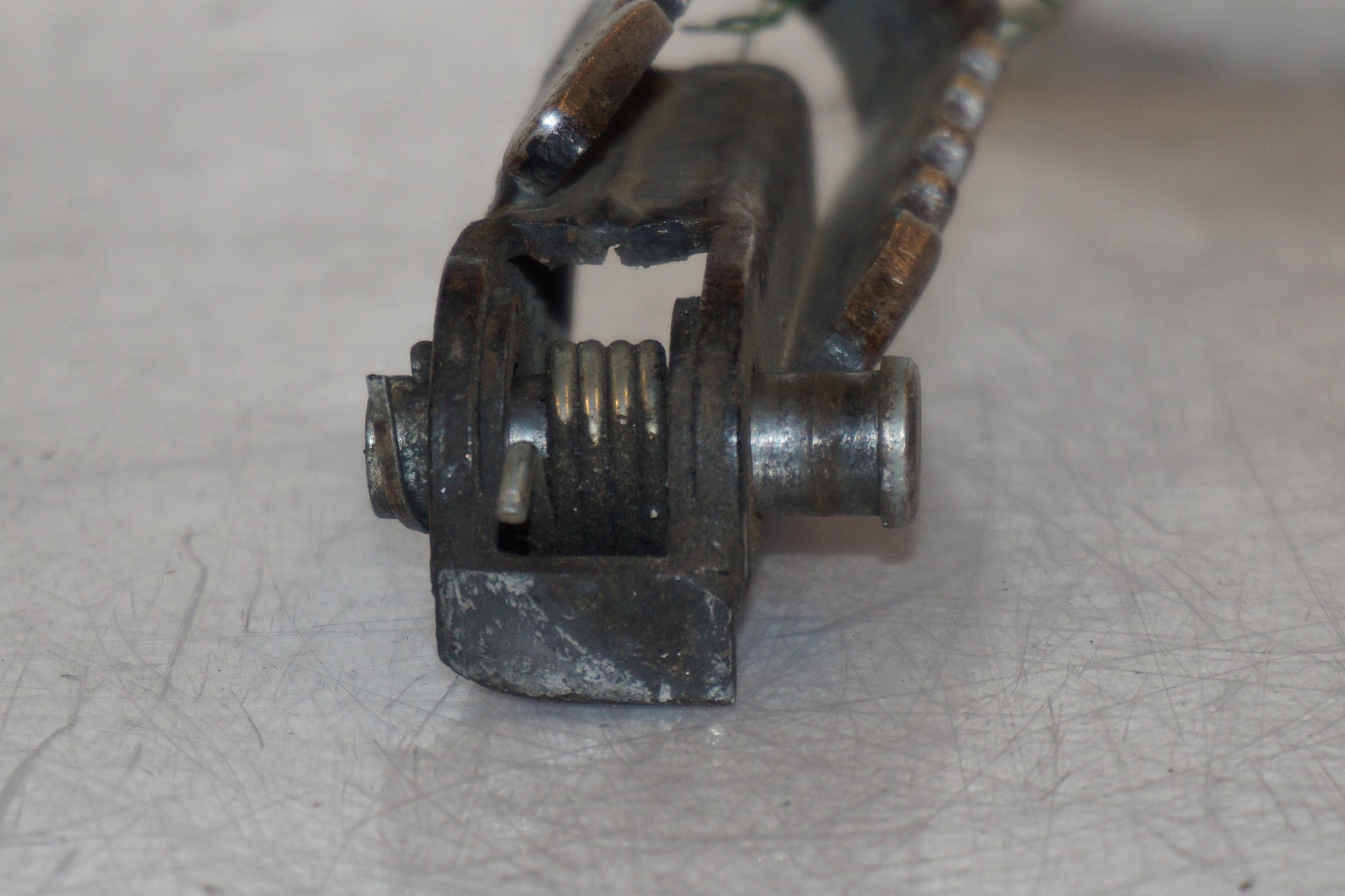 Vänster sida på Fotpinne från en Suzuki DR 650 -1993 motorcykel.