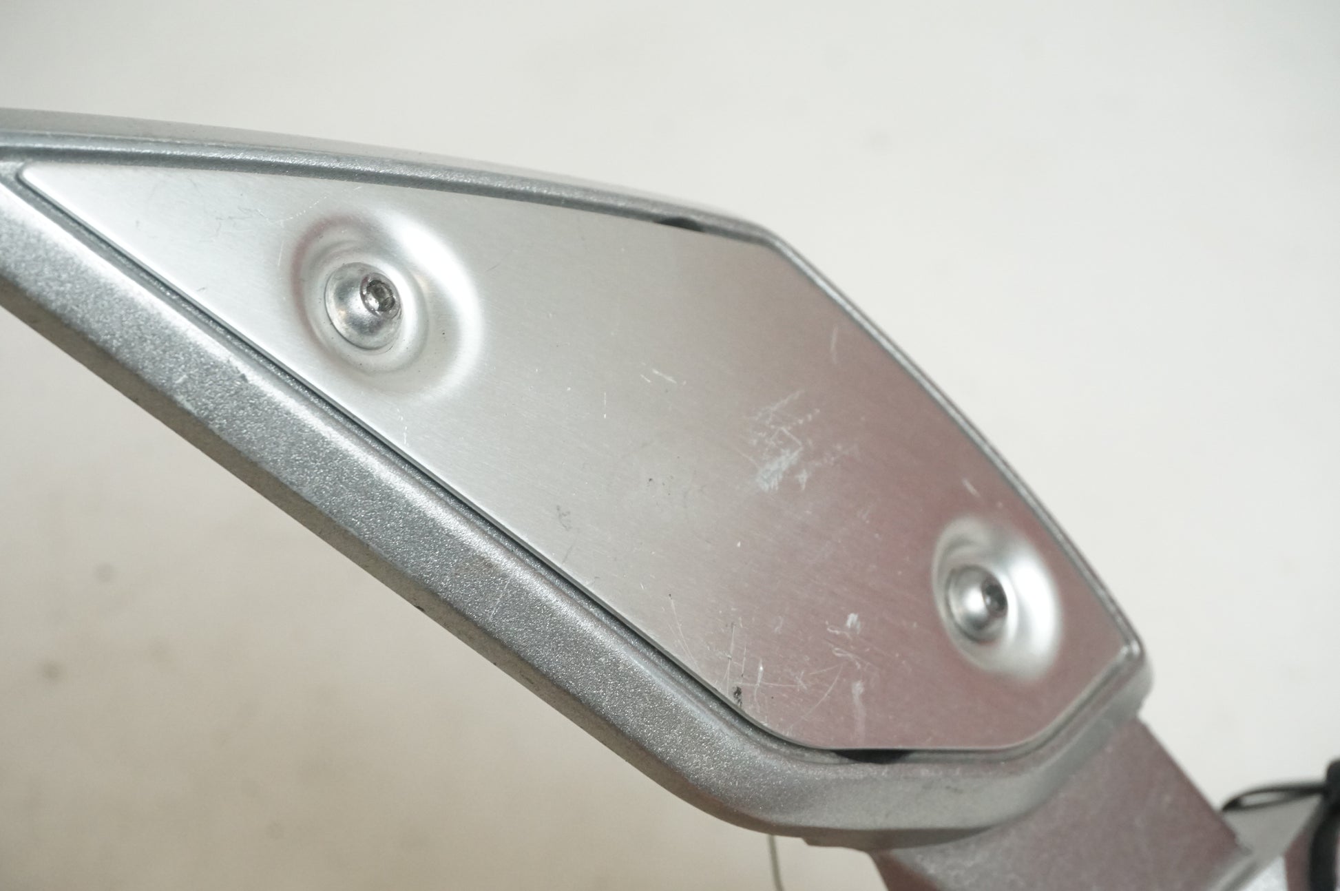 Baksidan på Fotpinnefäste från en Yamaha FZ-1 N -2009 motorcykel.