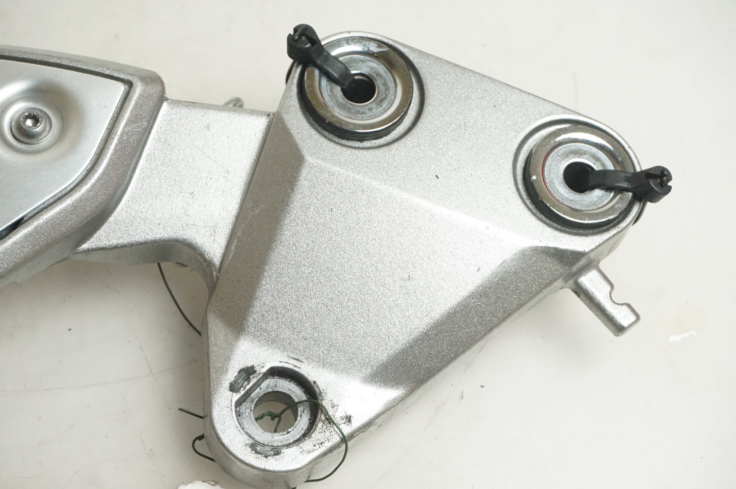 Höger sida på Fotpinnefäste från en Yamaha FZ-1 N -2009 motorcykel.