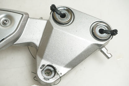 Höger sida på Fotpinnefäste från en Yamaha FZ-1 N -2009 motorcykel.