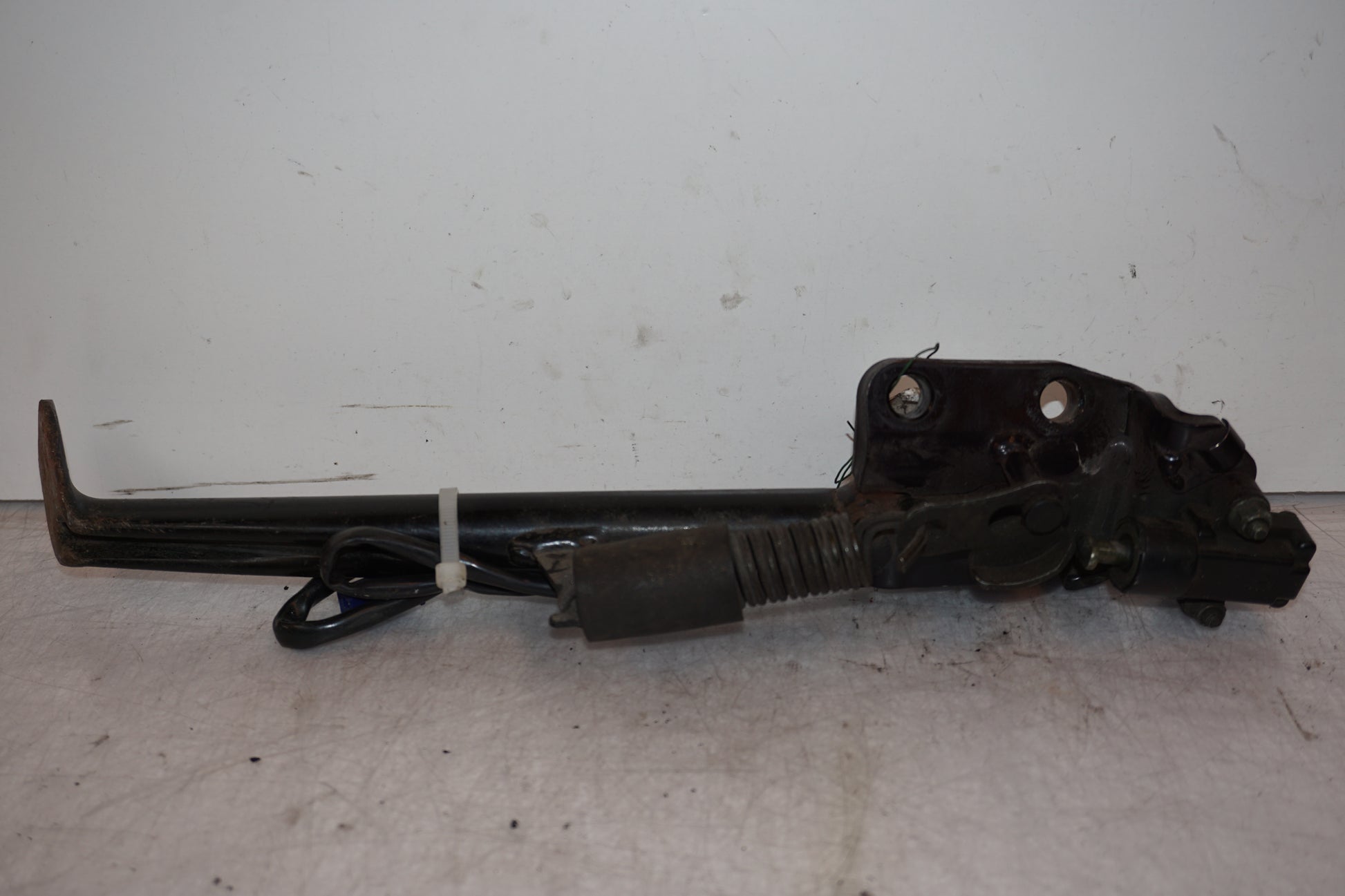 Framsidan på Sidostöd från en Yamaha FZ-6 -2005 motorcykel.