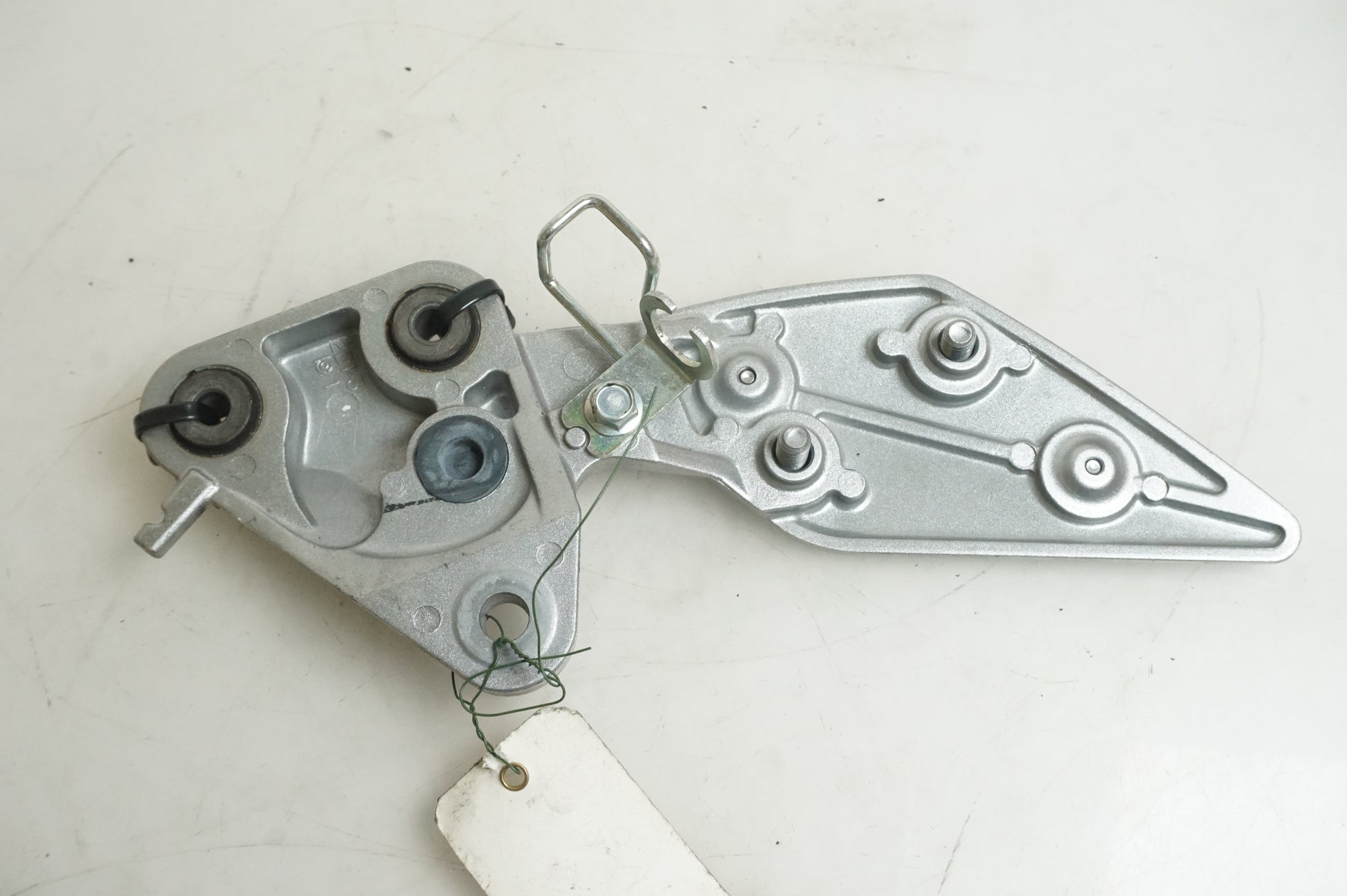 Vänster sida på Fotpinnefäste från en Yamaha FZ-1 N -2009 motorcykel.