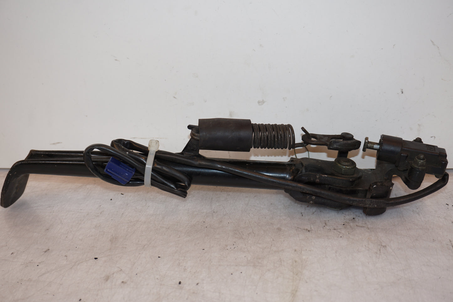 Baksidan på Sidostöd från en Yamaha FZ-6 -2005 motorcykel.