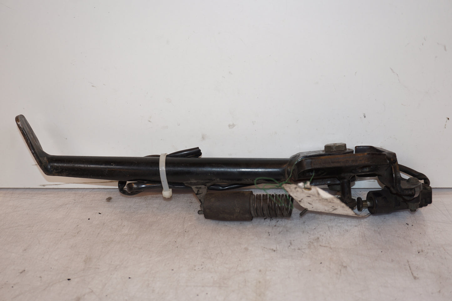 Vänster sida på Sidostöd från en Yamaha FZ-6 -2005 motorcykel.