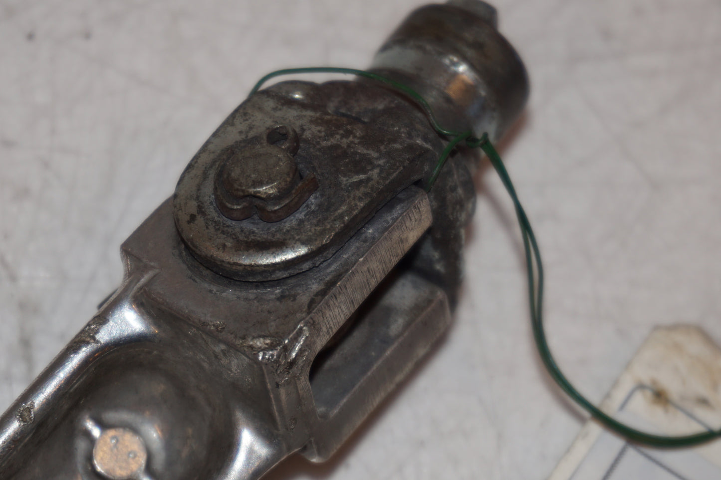 Snett nerifrån på Fotpinne från en Suzuki GSX-R 600 -2001 motorcykel.