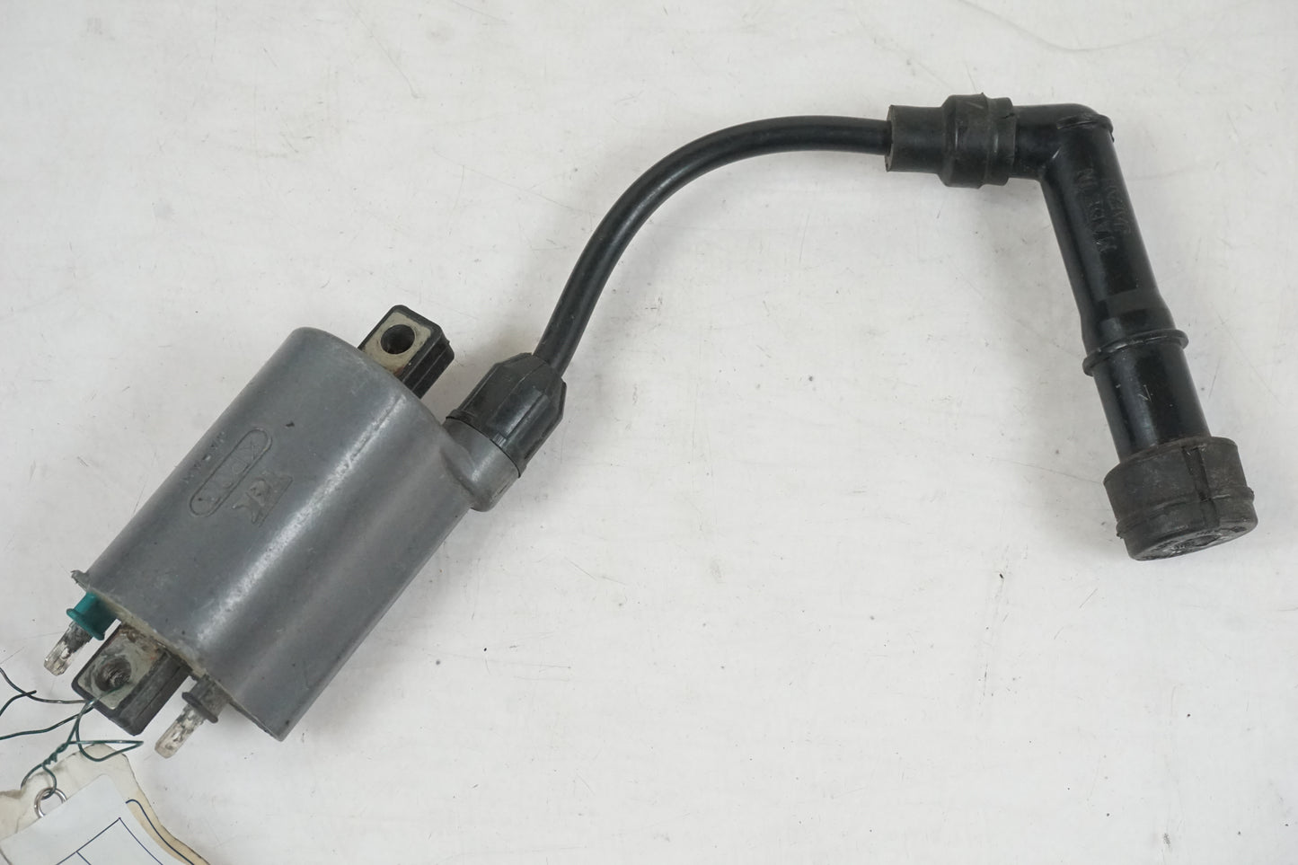 Baksidan på Tändspole från en Kawasaki GPZ 500 -1993 motorcykel.