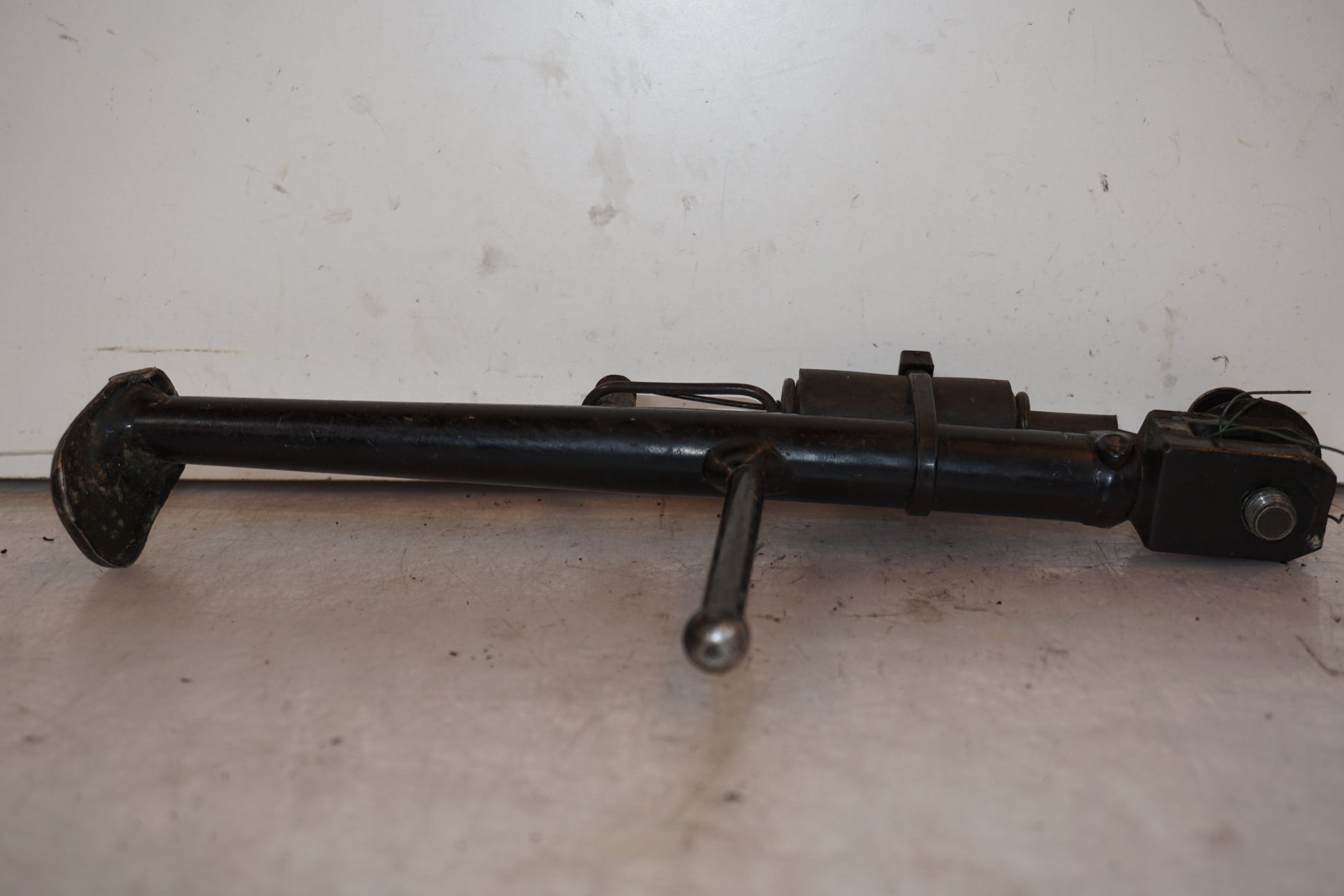 Vänster sida på Sidostöd från en Honda CB 600 Hornet -1999 motorcykel.