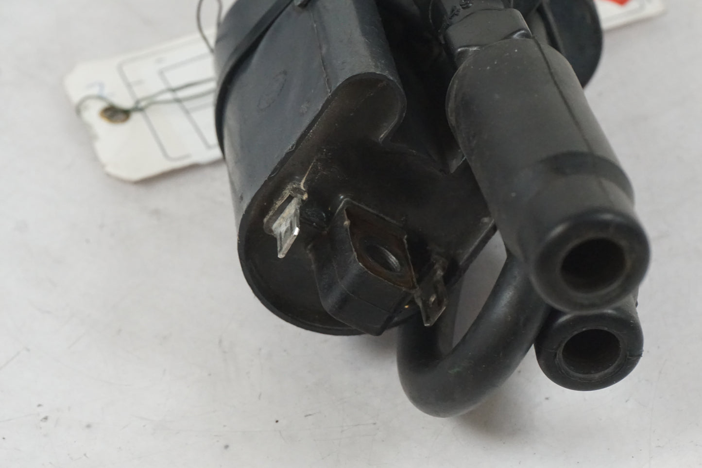 Vänster sida på Tändspole från en Suzuki RF 600 R -1993 motorcykel.