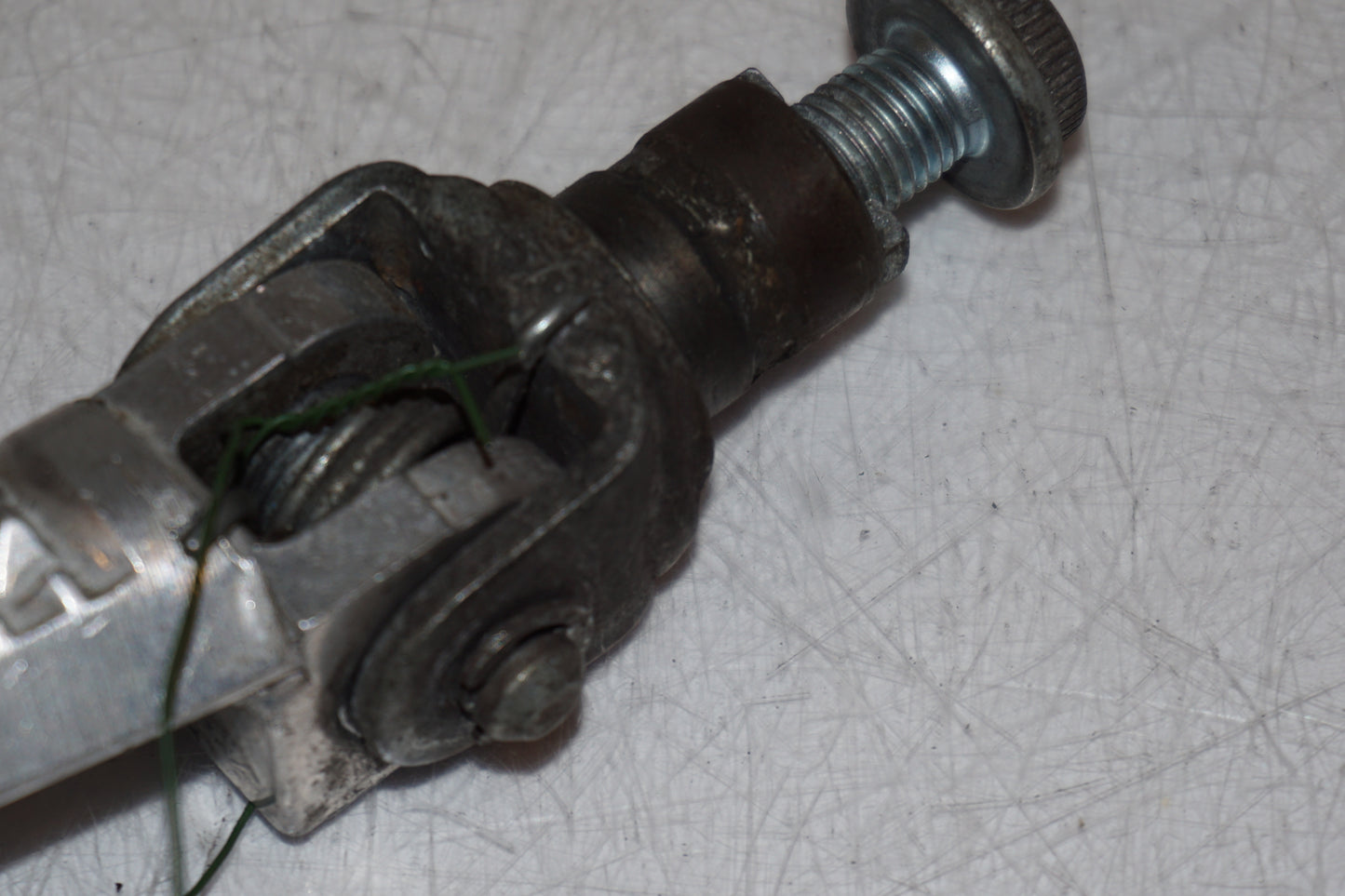 Snett nerifrån på Fotpinne från en Suzuki GSX-R 600 -2004 motorcykel.