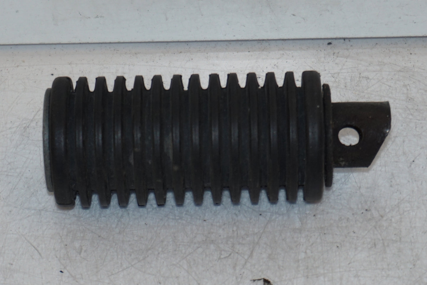 Framsidan på Fotpinne från en Suzuki DR 750 S -1989 motorcykel.