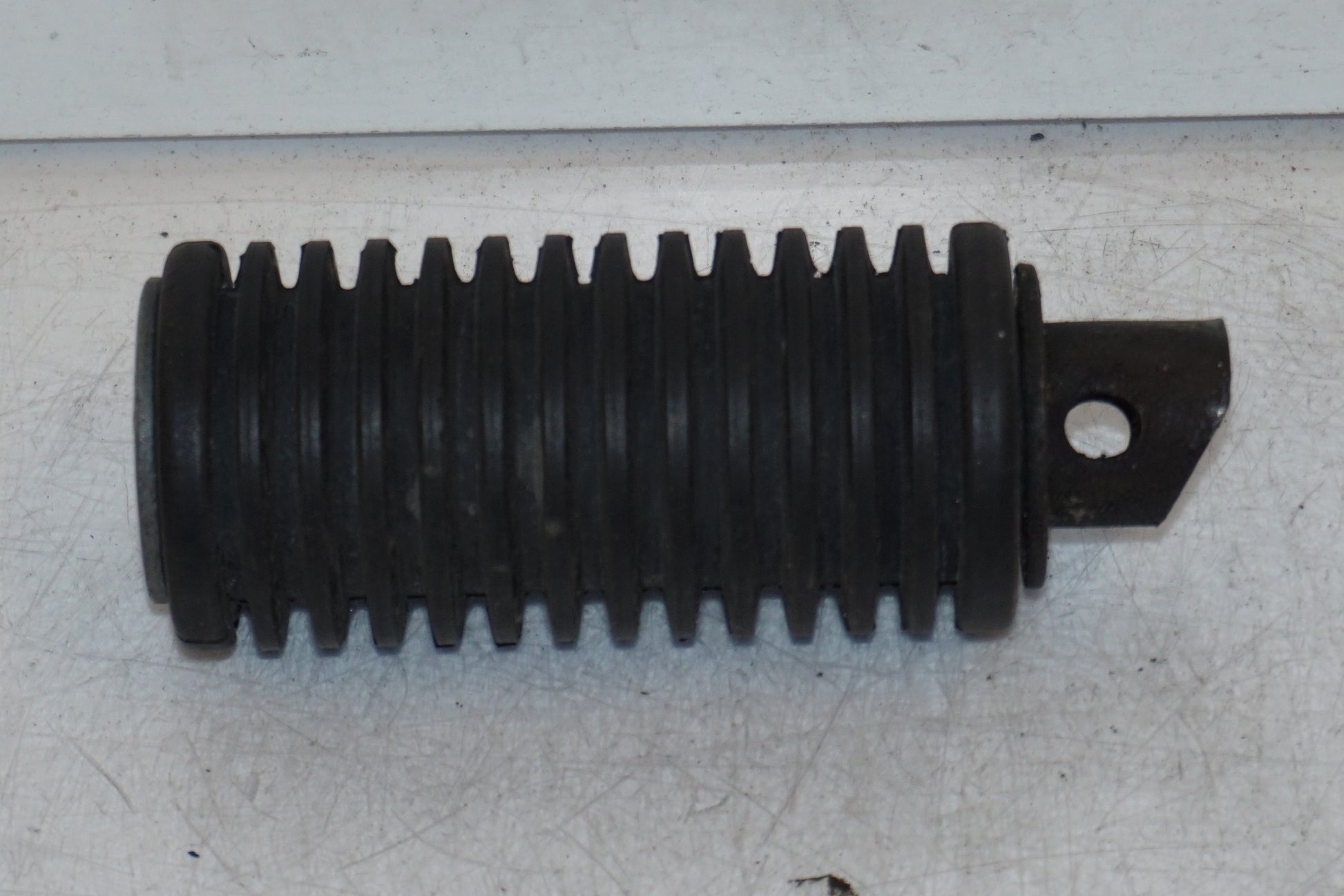 Framsidan på Fotpinne från en Suzuki DR 750 S -1989 motorcykel.