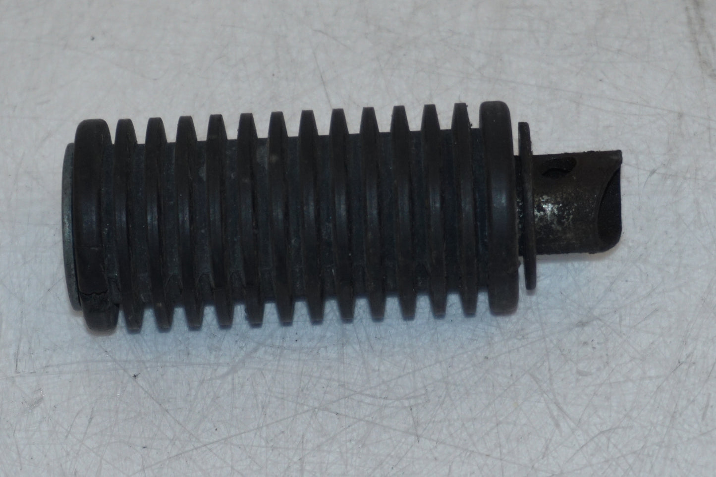 Baksidan på Fotpinne från en Suzuki DR 750 S -1989 motorcykel.