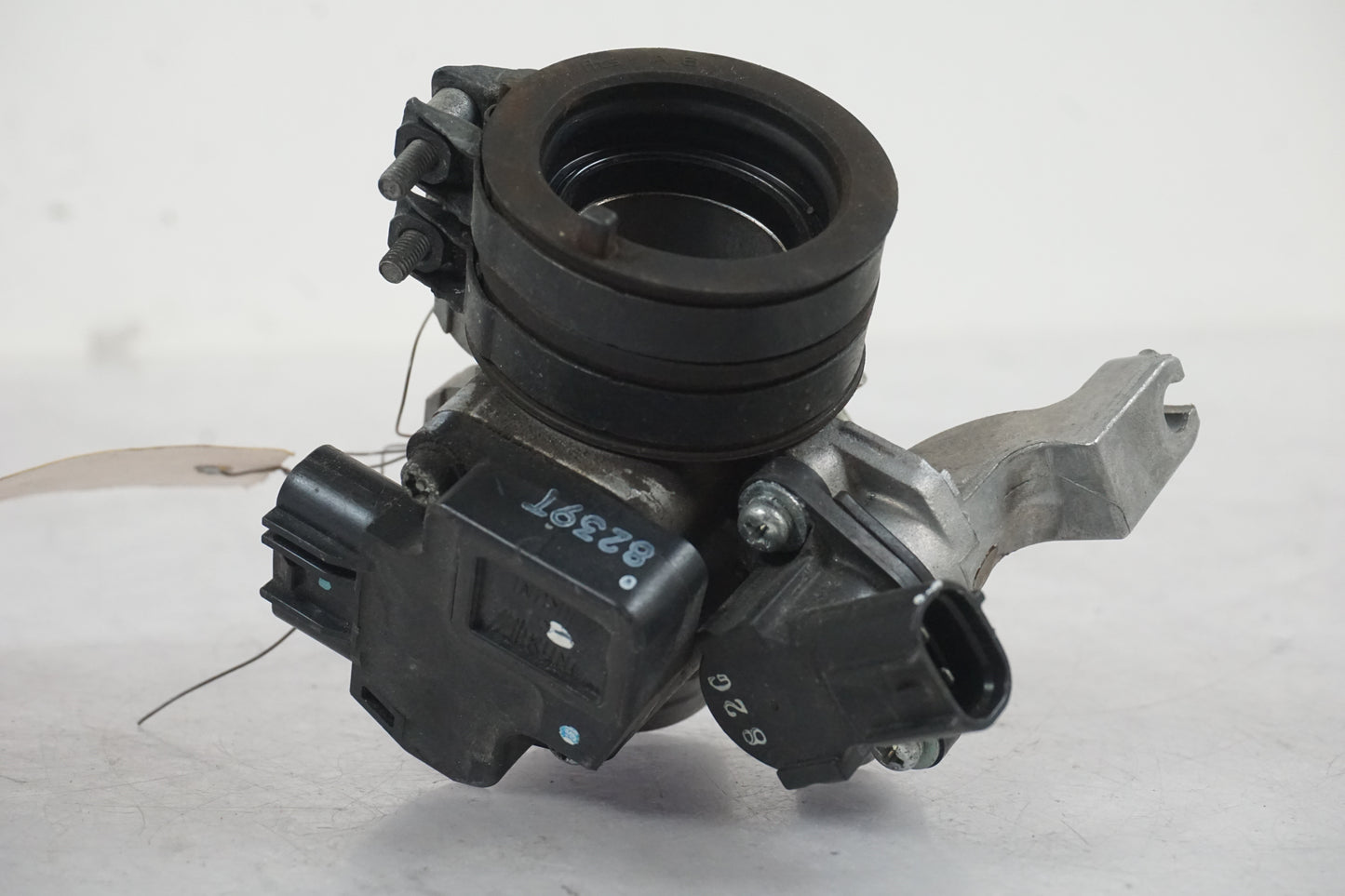 Framsidan på Spjällhus från en Yamaha YZF-R 125 -2008 motorcykel.