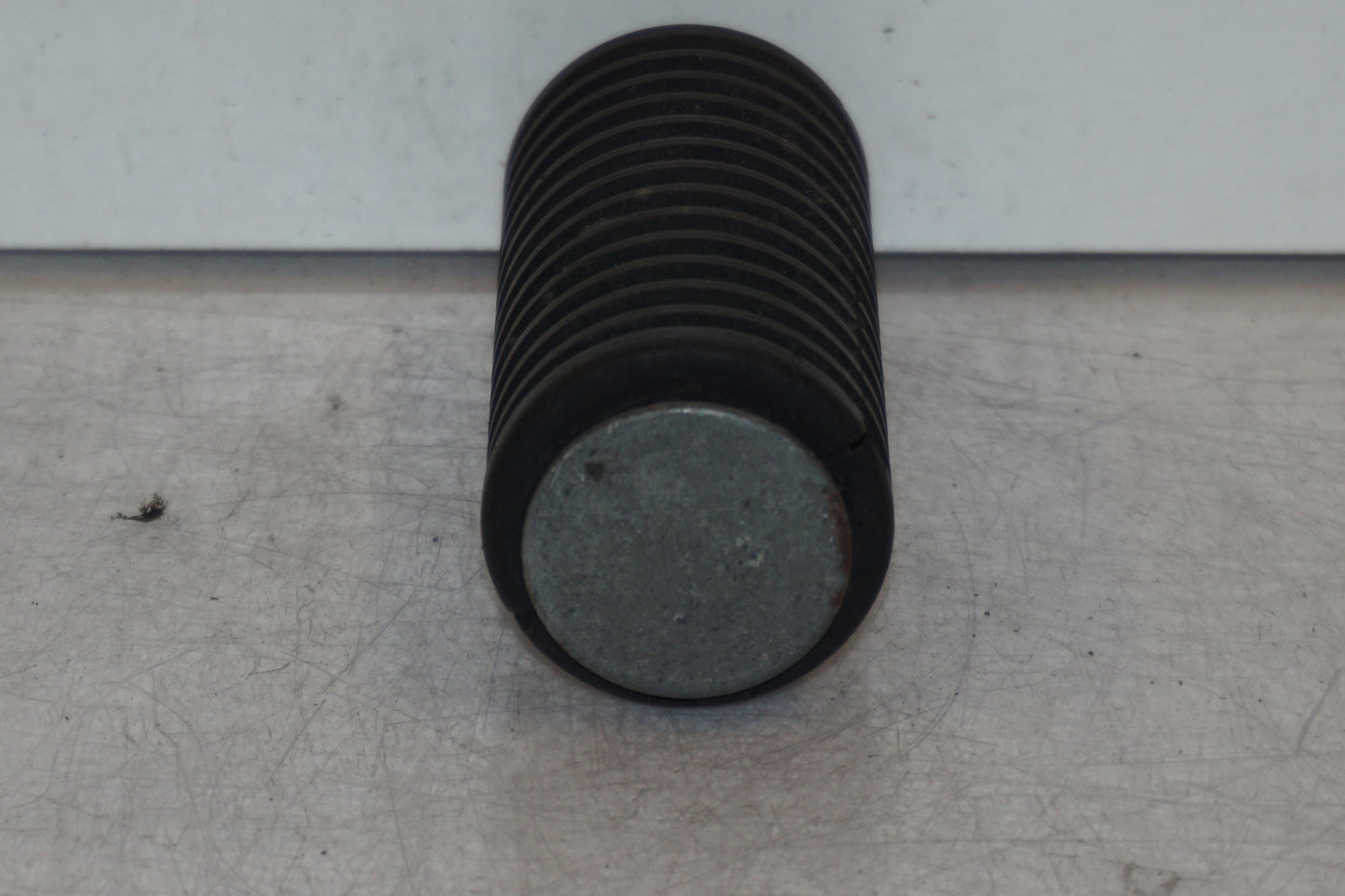 Höger sida på Fotpinne från en Suzuki DR 750 S -1989 motorcykel.